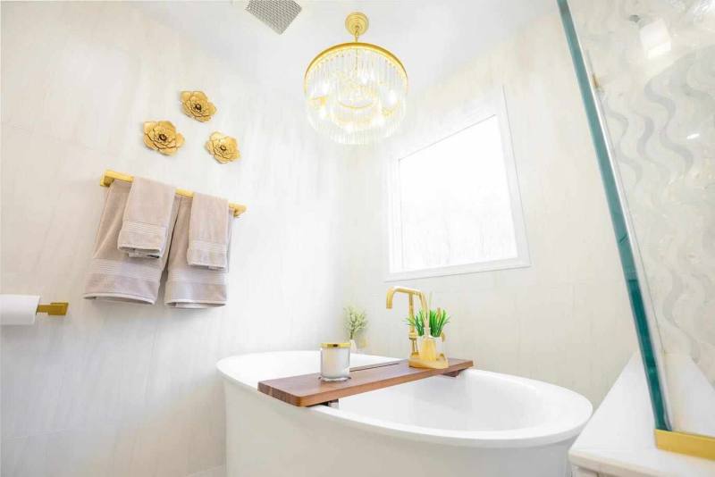 bathroom-bathtub-and-lighting