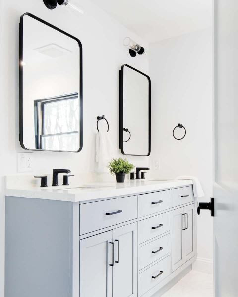 bathroom-mirrors-and-vanity