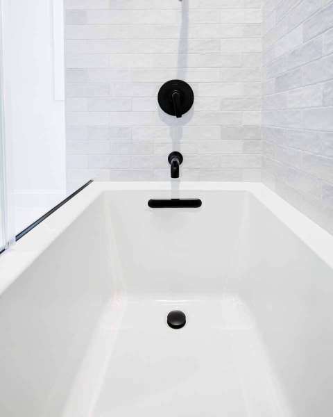 bathtub-with-faucet